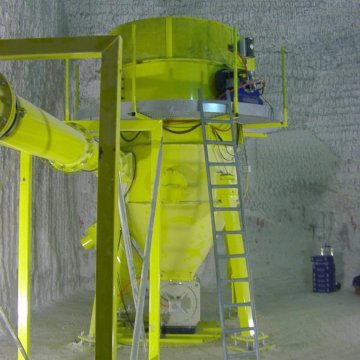  <strong>Wie wird anfallender Staub entleert?</strong> </br>Mit dieser Staubabsaugung im Hochvakuum wird Staub automatisch über die Freiflussklappe und das angeschlossene Vibrationssystem entleert.