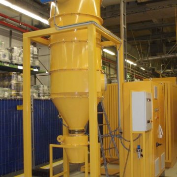  <strong>Wie wird anfallender Staub entleert?</strong> </br>Mit dieser Staubabsaugung im Hochvakuum wird Staub automatisch über die Freiflussklappe und das angeschlossene Vibrationssystem entleert.