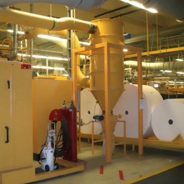  <strong>Wie bleibt die Druckerei sauber?</strong> </br>Diese Absauganlage mit Hochvakuum sorgt in einer Druckerei für effektive Absaugung an mehreren Absaugstellen. Bei einem solchen zentralen System wird an die stationäre Absauganlage ein zentrales Rohrsystem angeschlossen. Auch hier übernimmt fintec - saugsysteme den gesamten Anlagen- und Rohrleitungsbau.