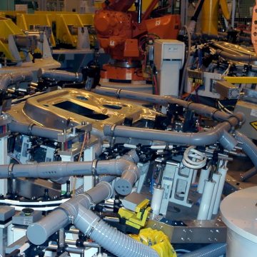  <strong>Wie erfassen wir Klebedämpfe?</strong> </br>An dieser induktiven Kleberaushärtungsanlage in der Automobilindustrie erfasst ein in Kunststoff und VA ausgeführtes Erfassungsrohrleitungs- und Befestigungssystem die Klebedämpfe. So wirken keine weiteren Temperaturen auf das Bauteil ein. 