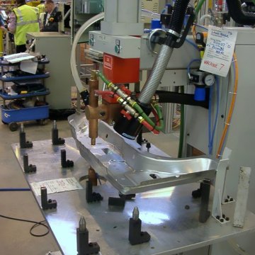  <strong>Wie erfassen wir freigesetzte Dämpfe und Rauche?</strong> </br>An dieser Maschine für Punktschweißen in der Automobilindustrie werden Dämpfe und Rauche direkt an der Schadstoffstelle über eine schallgedämpfte, selbstjustierende Absaughaube erfasst und über ein nachgeschaltetes Filter geführt.
